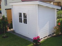 Pultdach Blockbohlenhaus mit Ecküberstand, 33 mm Blockbohle, bauseitig in weiß gestrichen 
